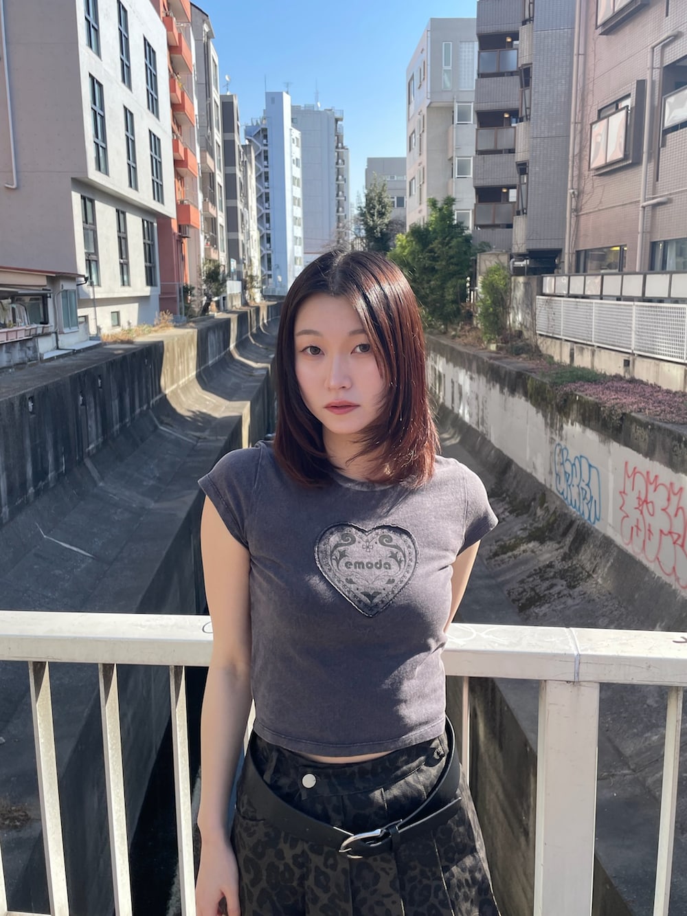 ブラック系のTシャツ/カットソー、ブラウン系のその他パンツ、ブラック系のブーツを着用したレディースの春コーディネートの4枚目の写真