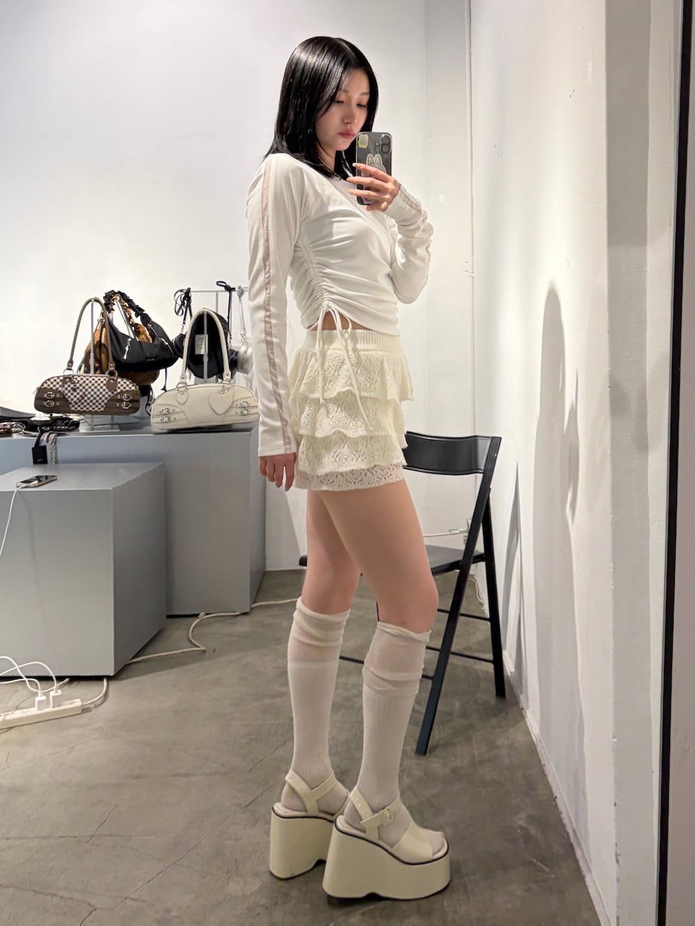 ホワイト系のTシャツ/カットソー、ホワイト系のスカート、ホワイト系のサンダルを着用したレディースの春コーディネートの2枚目の写真