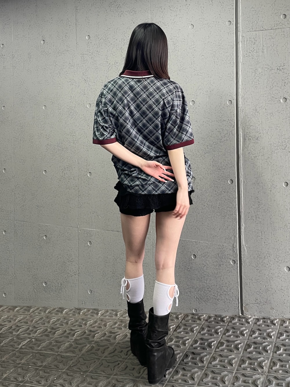 ブラック系のTシャツ/カットソー、ブラック系のスカート、ブラック系のサンダルを着用したレディースの冬コーディネートの3枚目の写真