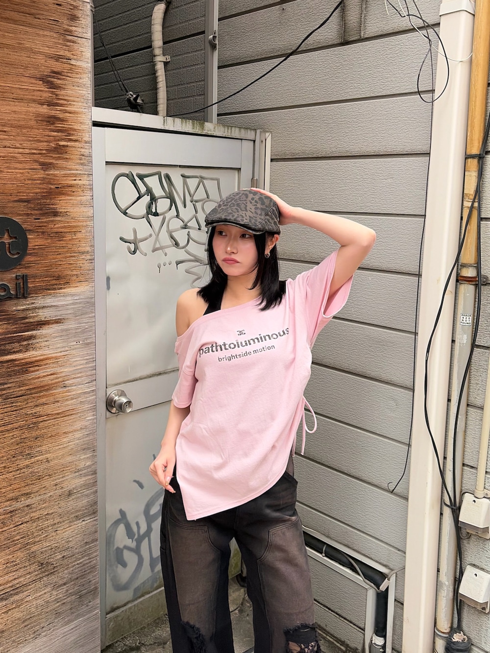 ブラック系のタンクトップ、ピンク系のTシャツ/カットソー、ブラック系のデニムパンツを着用したレディースの春コーディネートの5枚目の写真