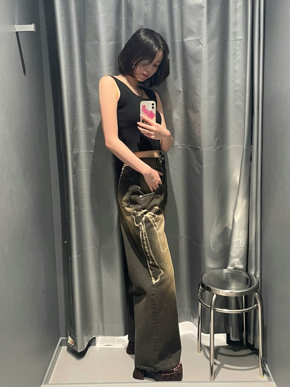 ブラック系のTシャツ/カットソー、ブラック系のデニムパンツ、ブラウン系のサンダルを着用したレディースの夏コーディネートの2枚目の写真