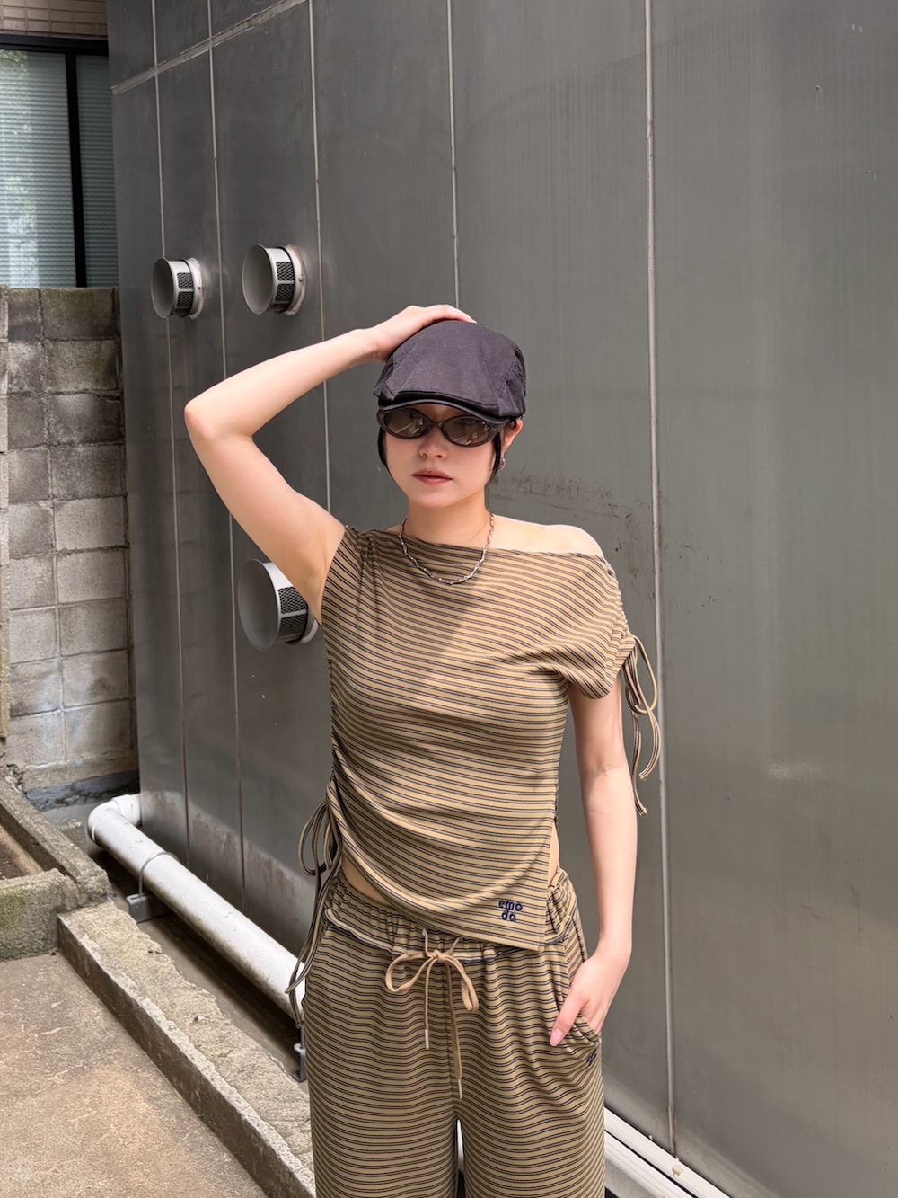 グリーン系のTシャツ/カットソー、グリーン系のその他パンツ、ブラック系のスニーカーを着用したレディースの夏コーディネートの4枚目の写真