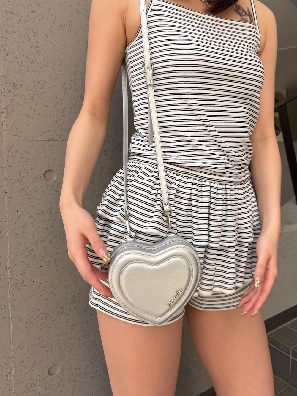 ホワイト系のキャミソール、ホワイト系のその他パンツ、ブラック系のブーツを着用したレディースの夏コーディネートの6枚目の写真