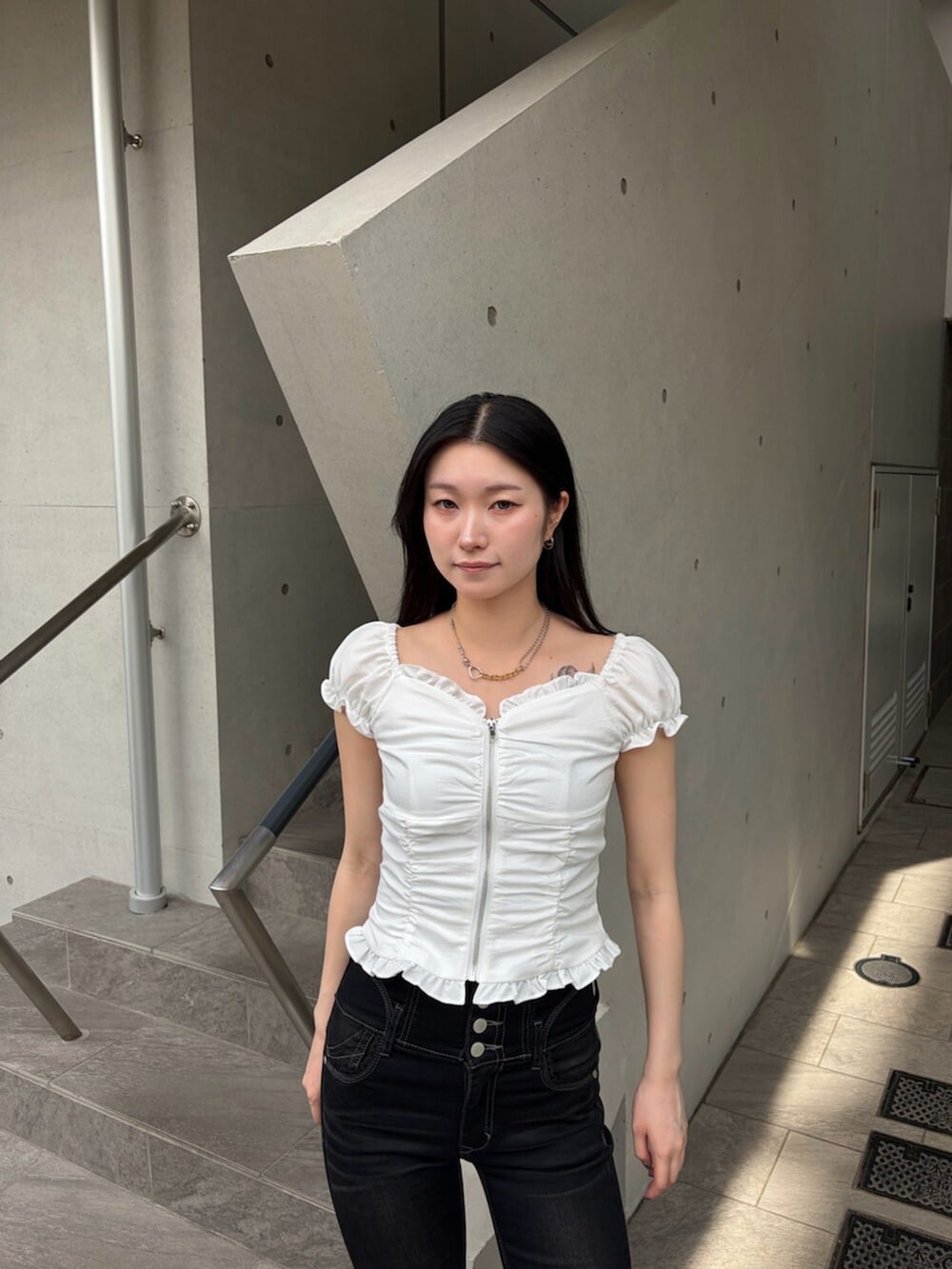 ホワイト系のシャツ/ブラウス、ブラック系のデニムパンツ、ブラック系のサンダルを着用したレディースの夏コーディネートの5枚目の写真