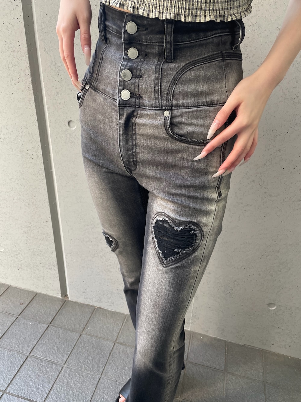 ベージュ系のTシャツ/カットソー、ブラック系のデニムパンツ、ブラック系のサンダルを着用したレディースの春コーディネートの5枚目の写真