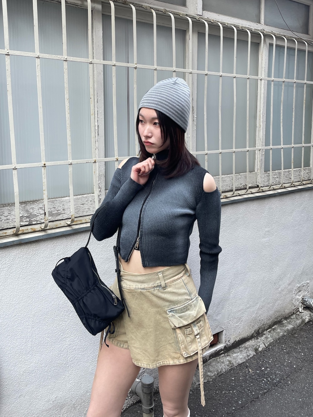 ブラック系のニット/セーター、ベージュ系のその他パンツ、ブラック系のブーツを着用したレディースの冬コーディネートの6枚目の写真