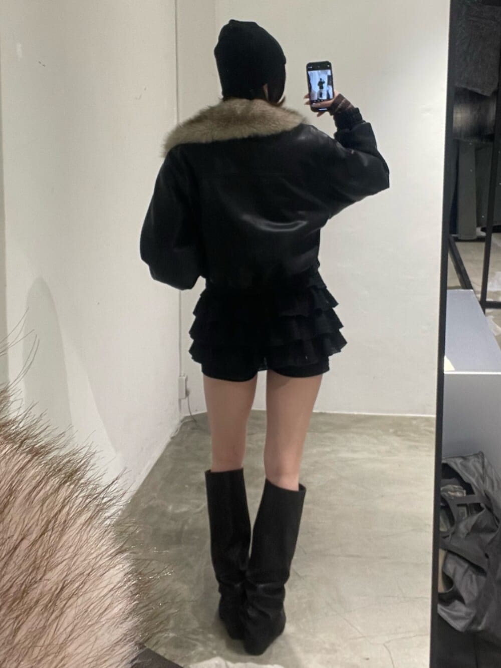 ブラック系のブルゾン、ブラウン系のニット/セーター、ブラック系のその他パンツを着用したレディースの冬コーディネートの3枚目の写真