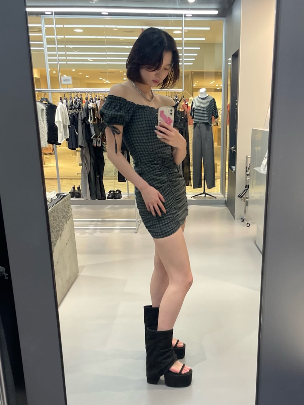 グリーン系のワンピース、ブラック系のサンダルを着用したレディースの夏コーディネートの2枚目の写真