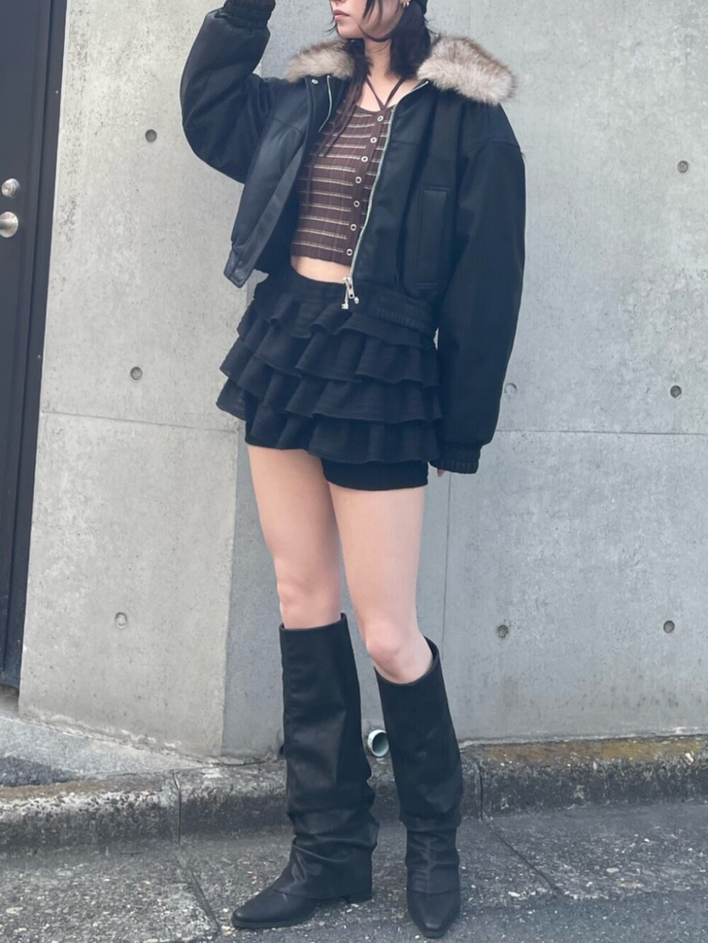 ブラック系のブルゾン、ブラウン系のニット/セーター、ブラック系のその他パンツを着用したレディースの冬コーディネートの2枚目の写真