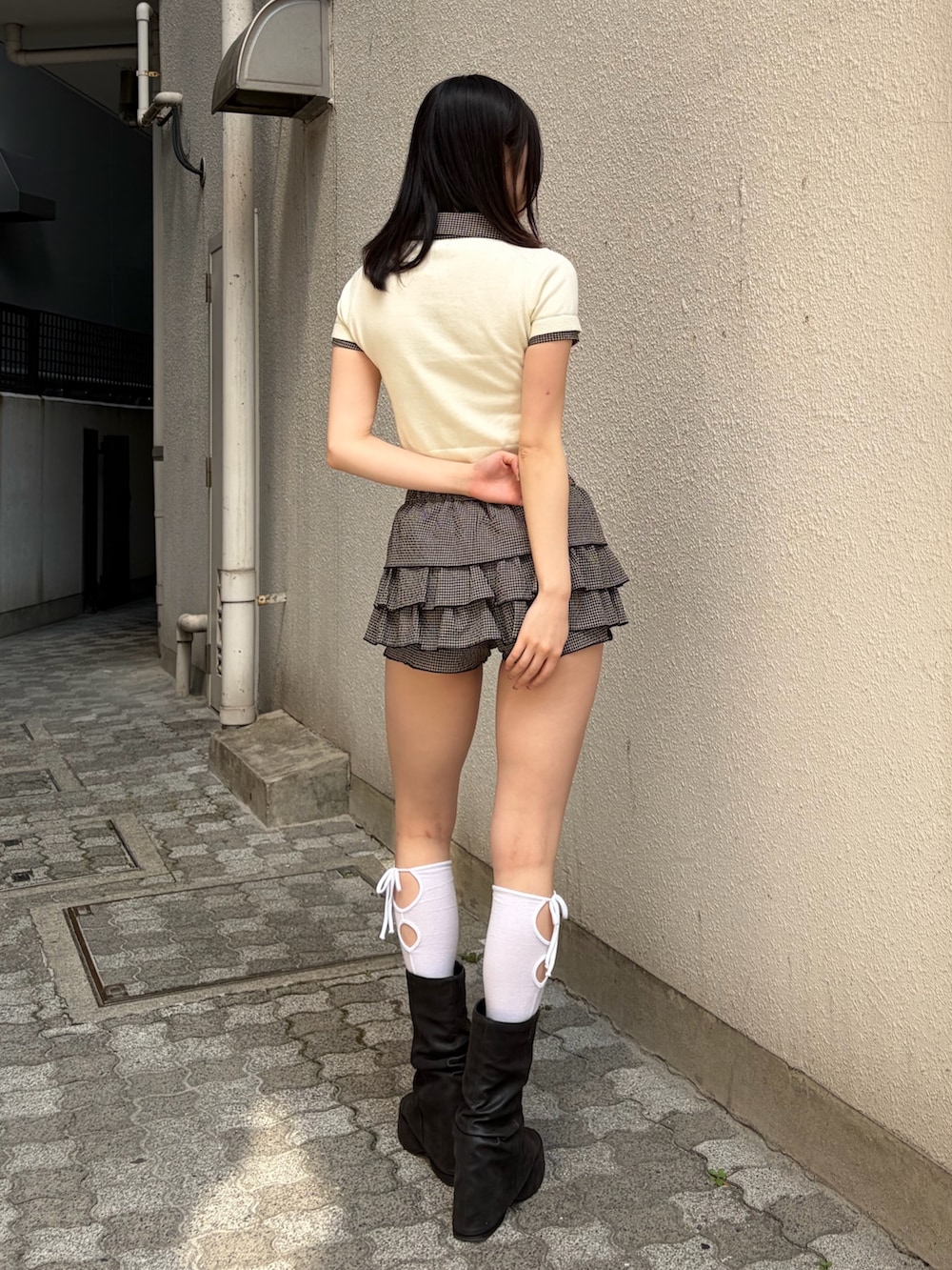 ホワイト系のカーディガン/ボレロ、その他のスカート、ブラック系のサンダルを着用したレディースの夏コーディネートの3枚目の写真
