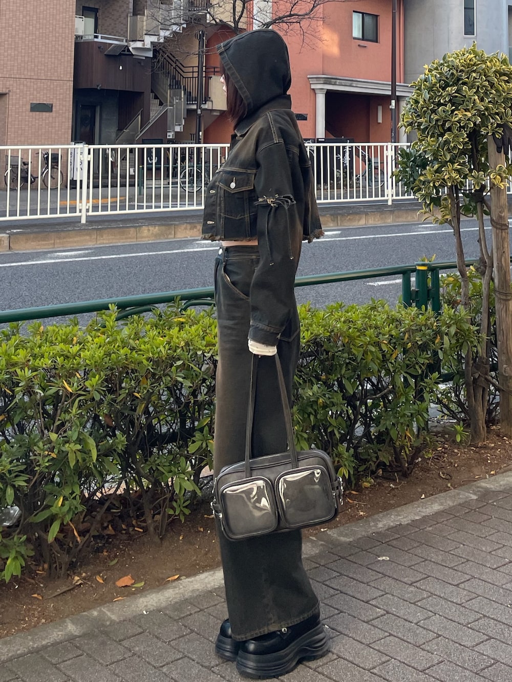 ブルー系のデニムジャケット、ホワイト系のTシャツ/カットソー、ブルー系のデニムパンツを着用したレディースの冬コーディネートの3枚目の写真