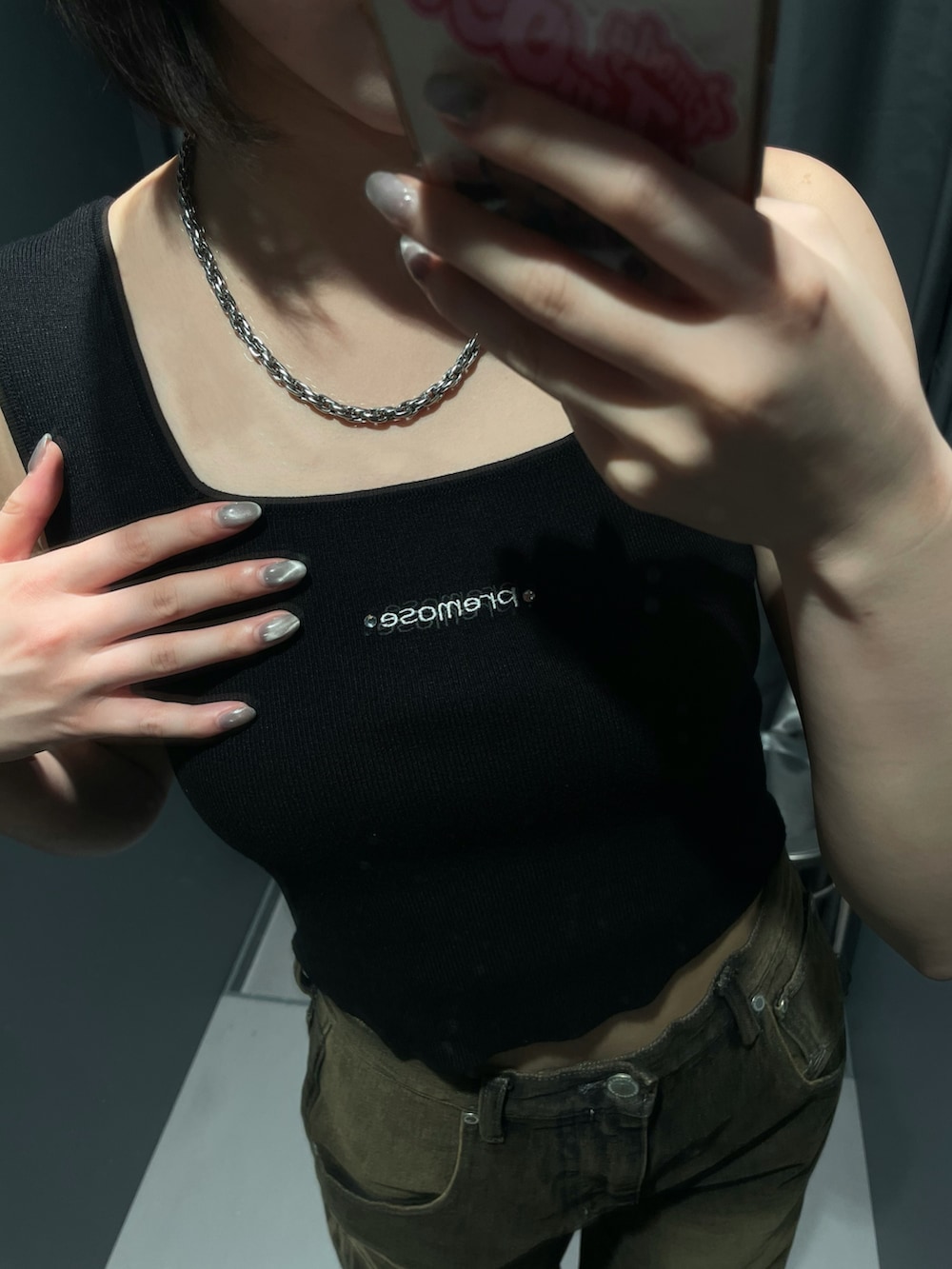 ブラック系のTシャツ/カットソー、ブラック系のデニムパンツ、ブラウン系のサンダルを着用したレディースの夏コーディネートの3枚目の写真