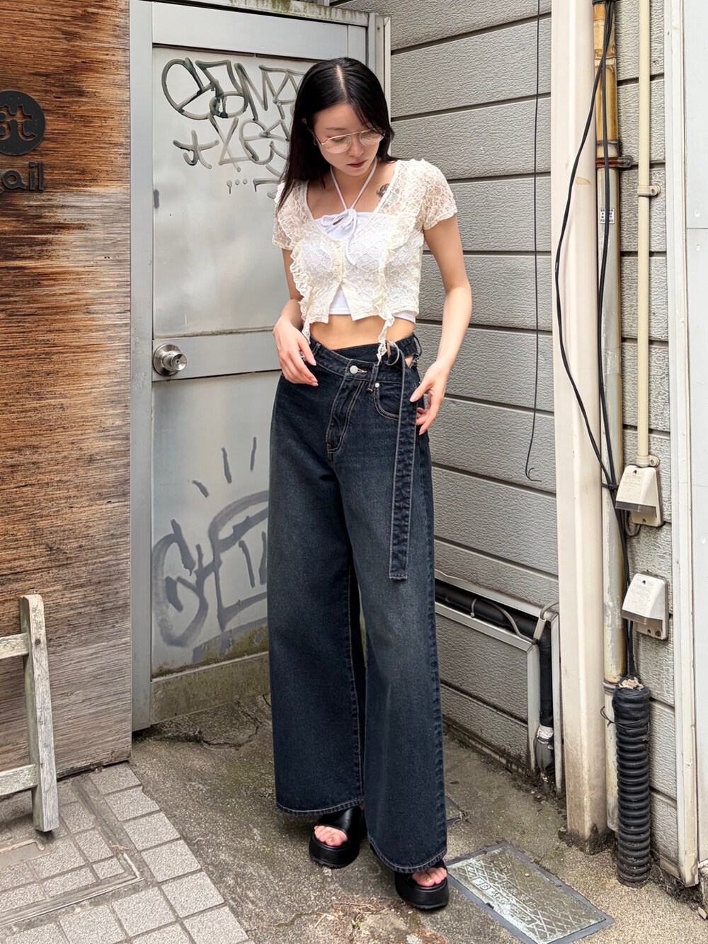 ホワイト系のTシャツ/カットソー、ブルー系のデニムパンツ、ブラック系のサンダルを着用したレディースの夏コーディネートの4枚目の写真