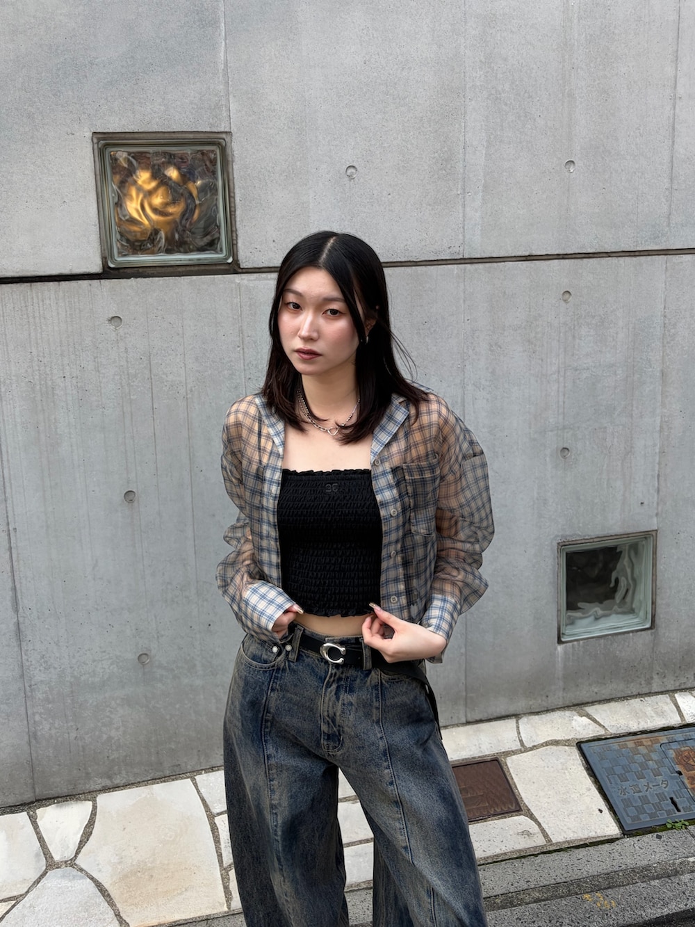 ベージュ系のシャツ/ブラウス、ブラック系のキャミソール、ブルー系のデニムパンツを着用したレディースの夏コーディネートの4枚目の写真