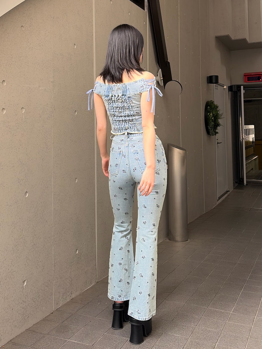 ブルー系のTシャツ/カットソー、ブルー系のデニムパンツ、ブラック系のサンダルを着用したレディースの春コーディネートの3枚目の写真