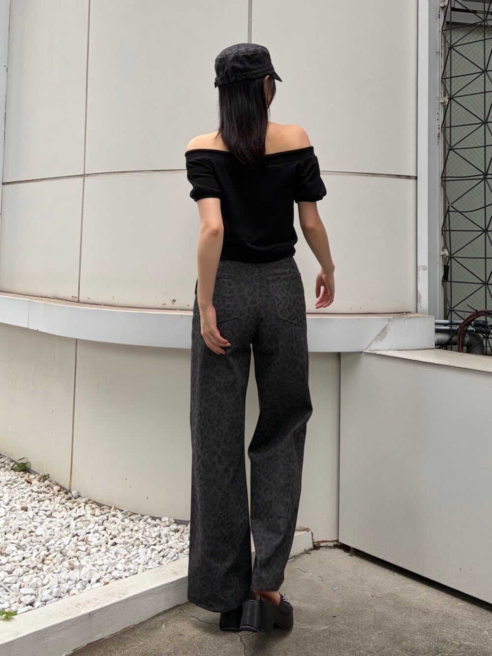 ブラック系のサンダル、ブラック系のスウェット、グレー系のその他パンツを着用したレディースの夏コーディネートの4枚目の写真