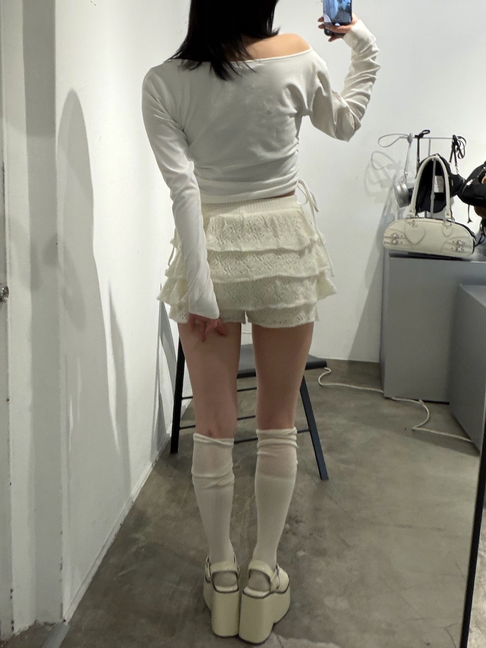 ホワイト系のTシャツ/カットソー、ホワイト系のスカート、ホワイト系のサンダルを着用したレディースの春コーディネートの3枚目の写真