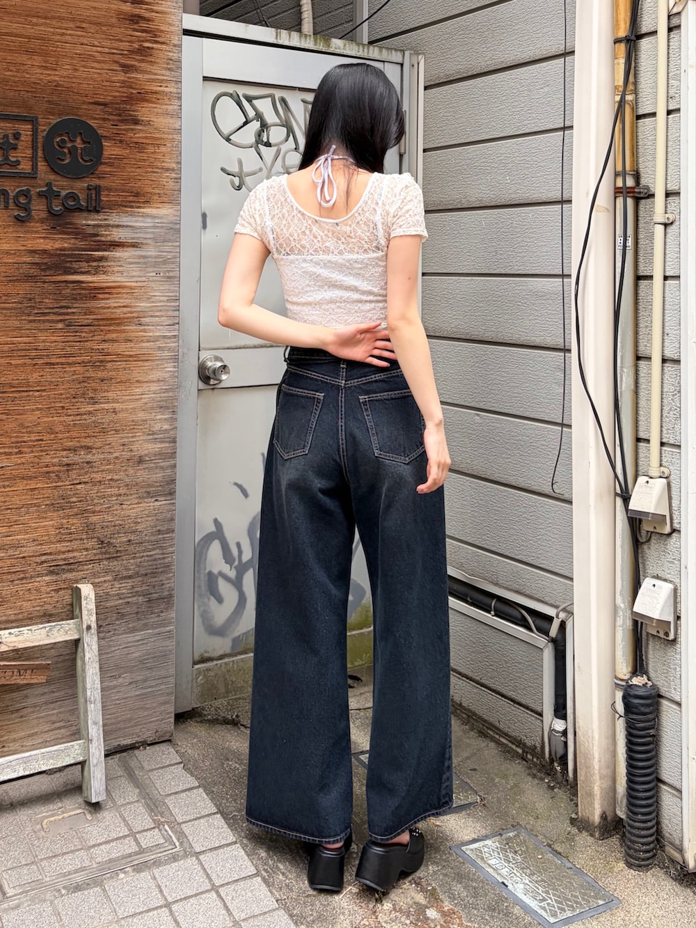 ホワイト系のTシャツ/カットソー、ブルー系のデニムパンツ、ブラック系のサンダルを着用したレディースの夏コーディネートの3枚目の写真