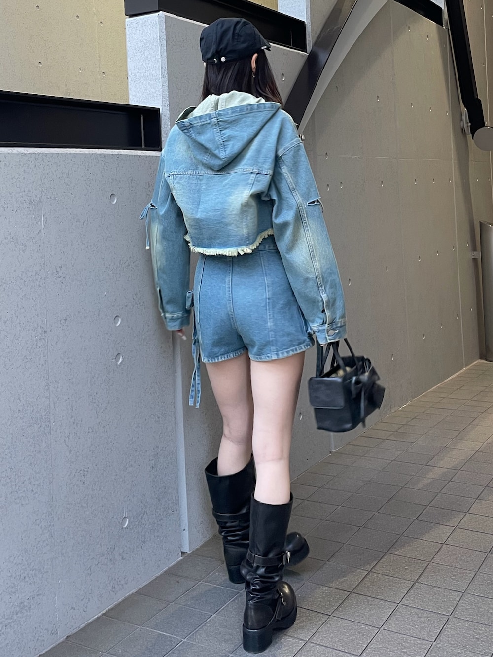 ブラック系のTシャツ/カットソー、ブルー系のデニムジャケット、ブルー系のその他パンツを着用したレディースの冬コーディネートの4枚目の写真