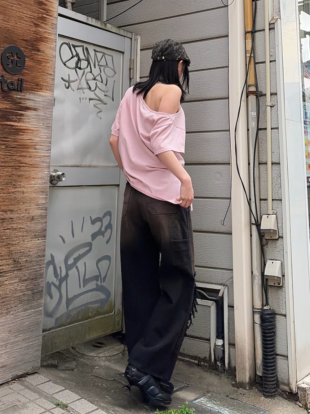 ブラック系のタンクトップ、ピンク系のTシャツ/カットソー、ブラック系のデニムパンツを着用したレディースの春コーディネートの3枚目の写真