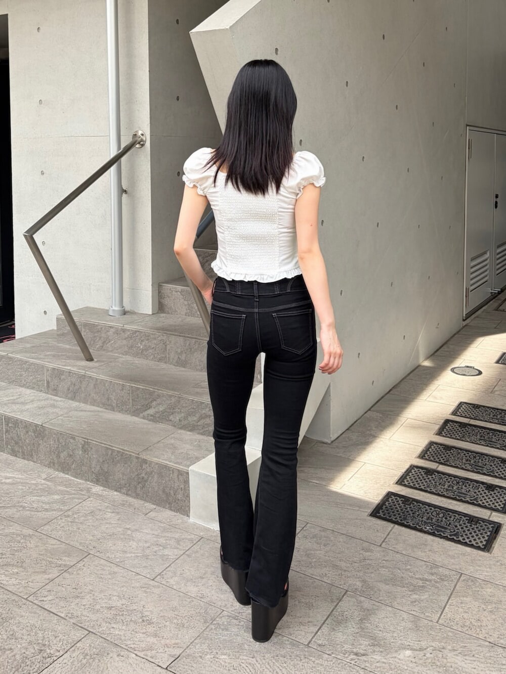 ホワイト系のシャツ/ブラウス、ブラック系のデニムパンツ、ブラック系のサンダルを着用したレディースの夏コーディネートの4枚目の写真