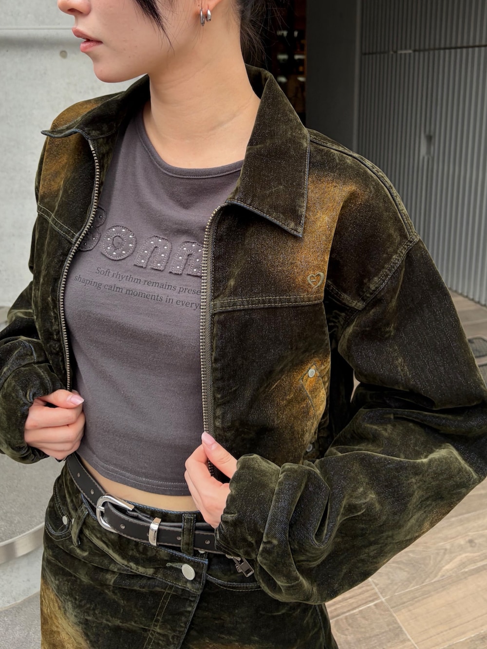 グレー系のTシャツ/カットソー、グリーン系のブルゾン、グリーン系のスカートを着用したレディースの夏コーディネートの6枚目の写真