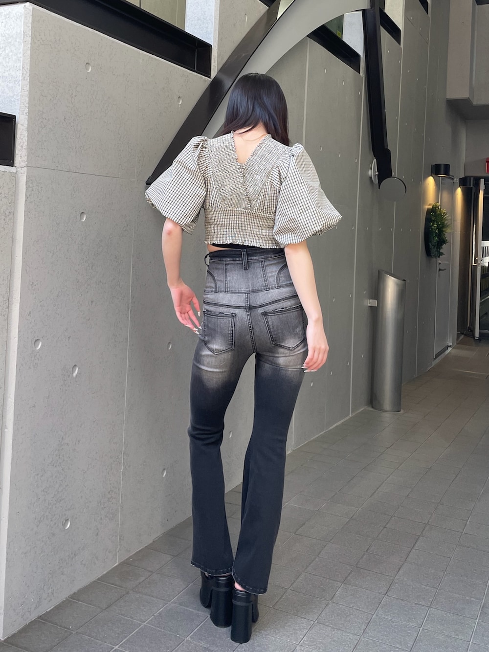 ベージュ系のTシャツ/カットソー、ブラック系のデニムパンツ、ブラック系のサンダルを着用したレディースの春コーディネートの3枚目の写真