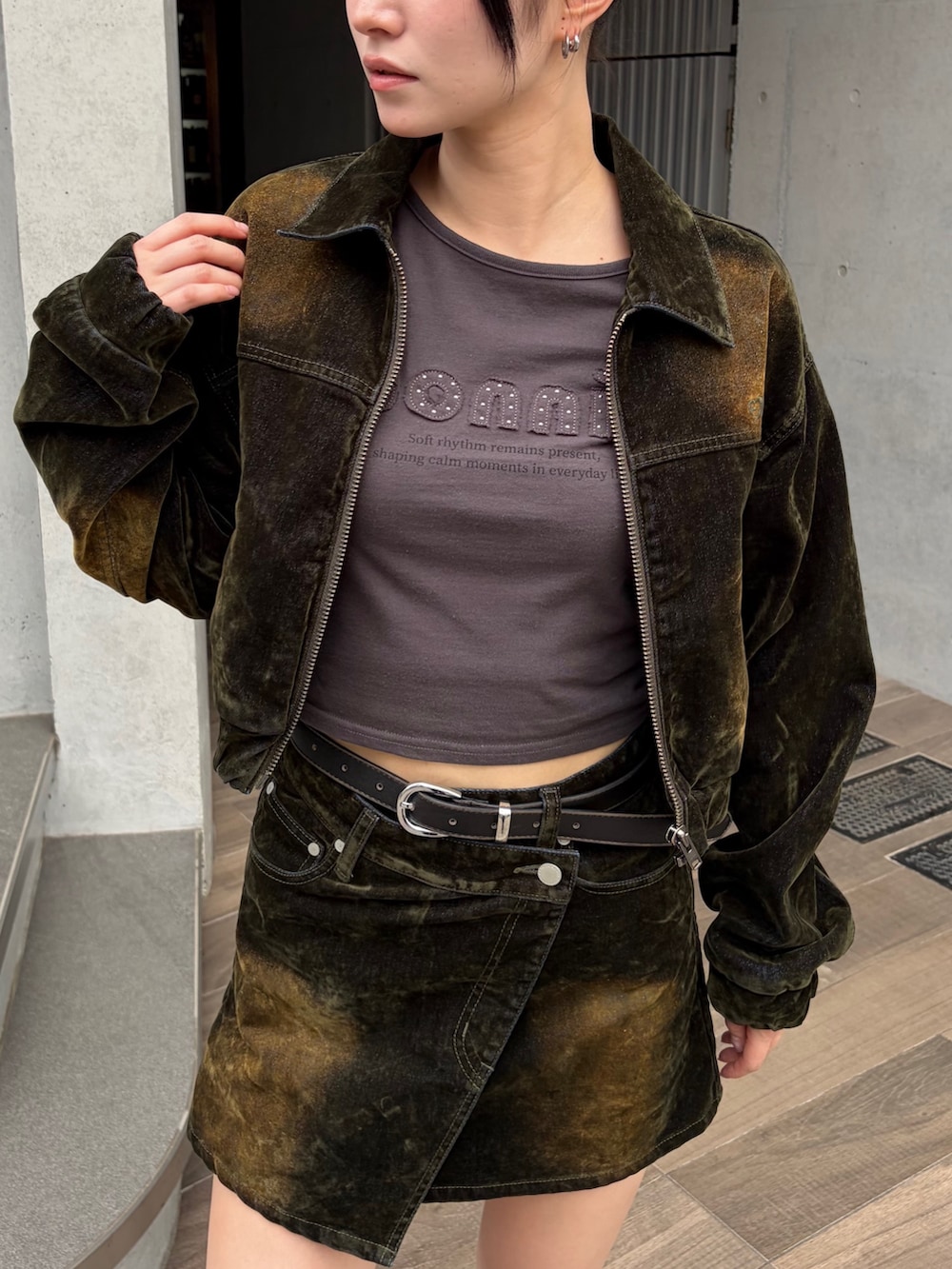 グレー系のTシャツ/カットソー、グリーン系のブルゾン、グリーン系のスカートを着用したレディースの夏コーディネートの8枚目の写真