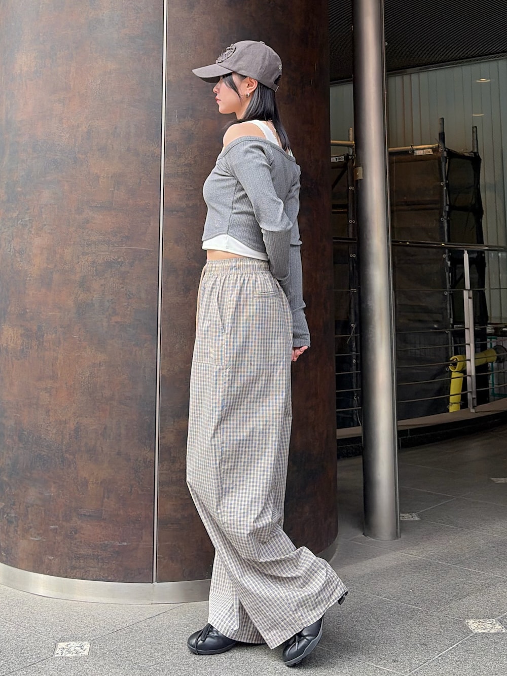 グレー系のTシャツ/カットソー、ベージュ系のその他パンツ、ブラック系のスニーカーを着用したレディースの春コーディネートの3枚目の写真