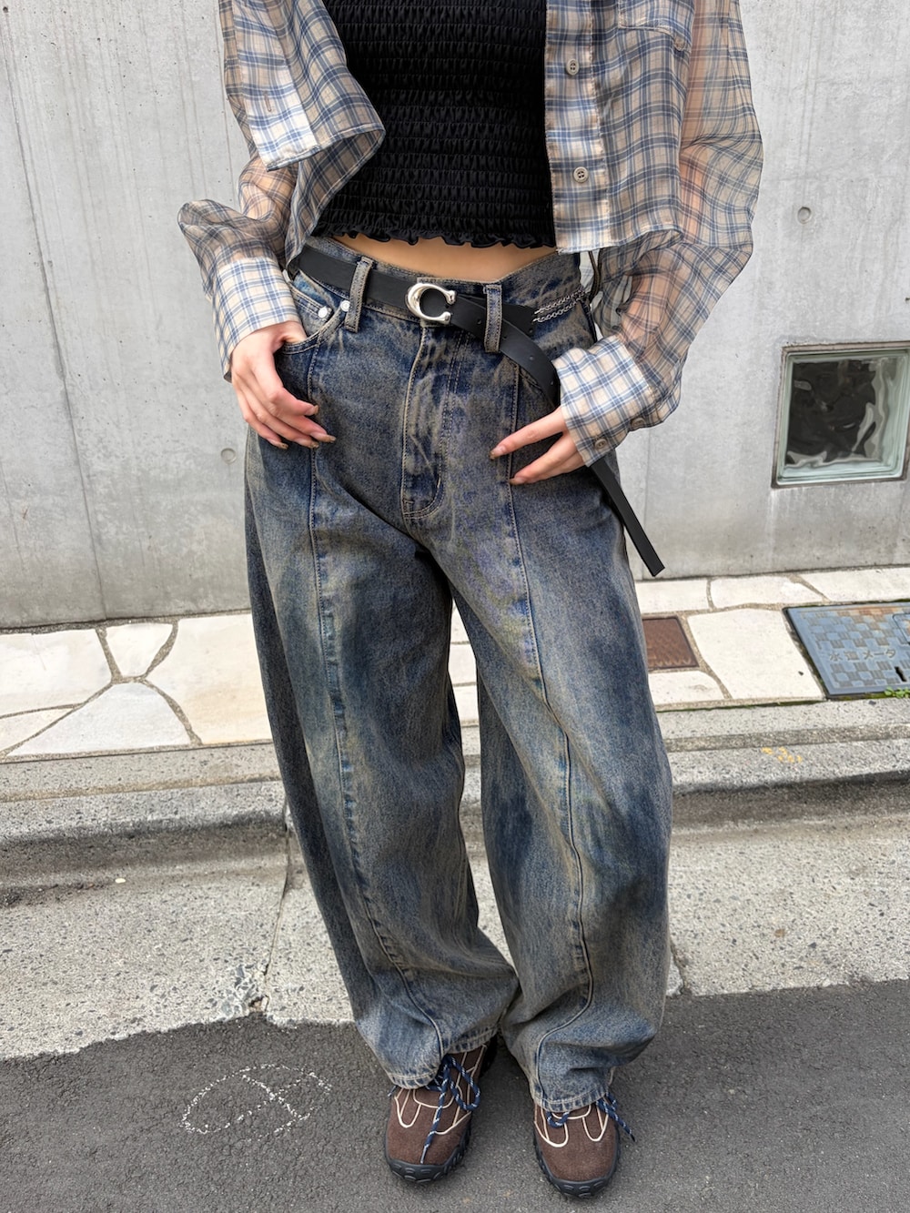 ベージュ系のシャツ/ブラウス、ブラック系のキャミソール、ブルー系のデニムパンツを着用したレディースの夏コーディネートの5枚目の写真