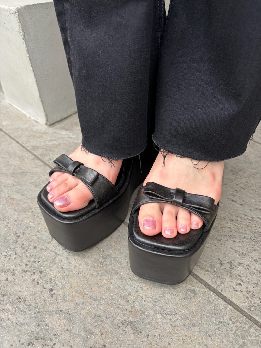 ホワイト系のシャツ/ブラウス、ブラック系のデニムパンツ、ブラック系のサンダルを着用したレディースの夏コーディネートの6枚目の写真