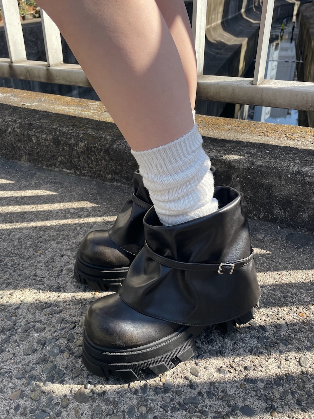 ブラック系のTシャツ/カットソー、ブラウン系のその他パンツ、ブラック系のブーツを着用したレディースの春コーディネートの6枚目の写真