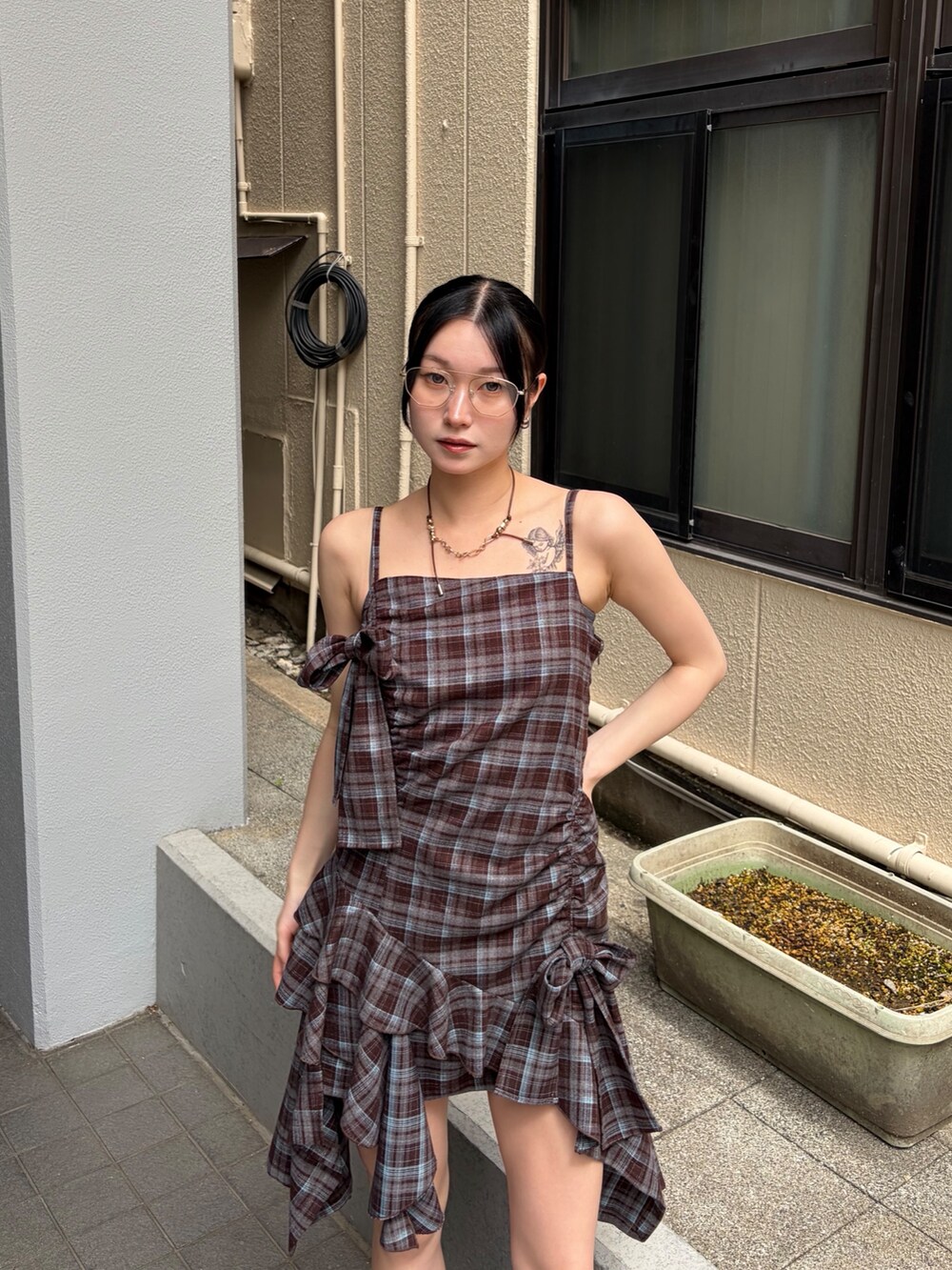 ブラウン系のワンピース、ブラウン系のブーツ、シルバー系のサングラスを着用したレディースの夏コーディネートの5枚目の写真