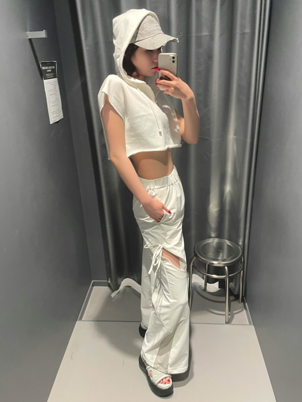 ホワイト系のTシャツ/カットソー、ホワイト系のその他パンツ、グレー系のサンダルを着用したレディースの夏コーディネートの2枚目の写真