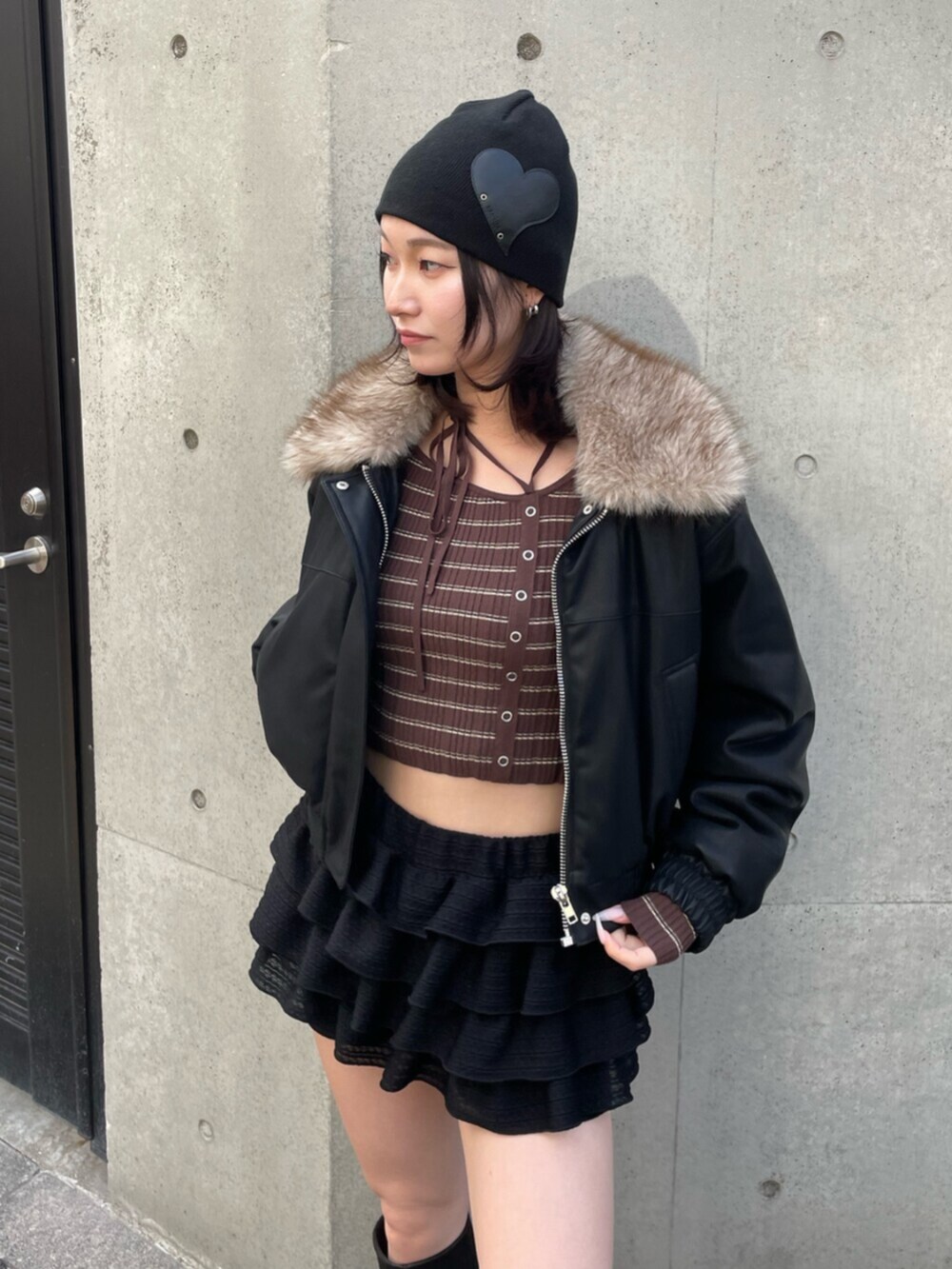 ブラック系のブルゾン、ブラウン系のニット/セーター、ブラック系のその他パンツを着用したレディースの冬コーディネートの4枚目の写真