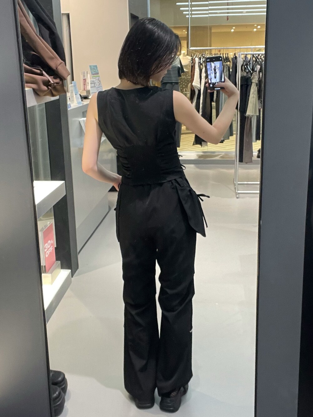 ブラック系のTシャツ/カットソー、ブラック系のその他パンツ、ブラック系のスニーカーを着用したレディースの夏コーディネートの4枚目の写真