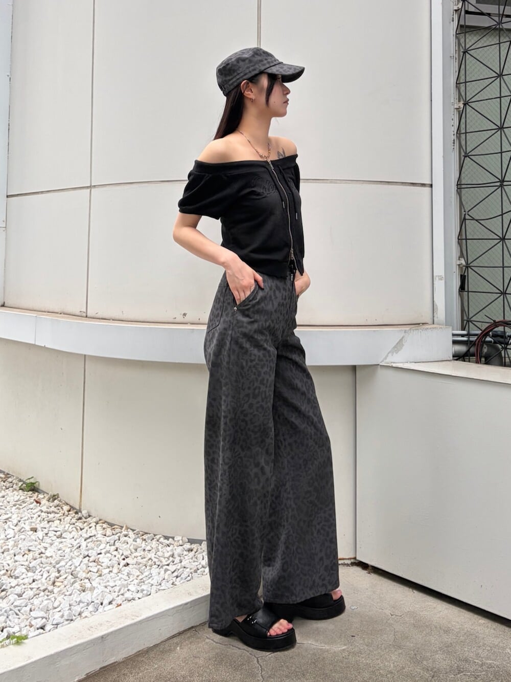 ブラック系のサンダル、ブラック系のスウェット、グレー系のその他パンツを着用したレディースの夏コーディネートの3枚目の写真