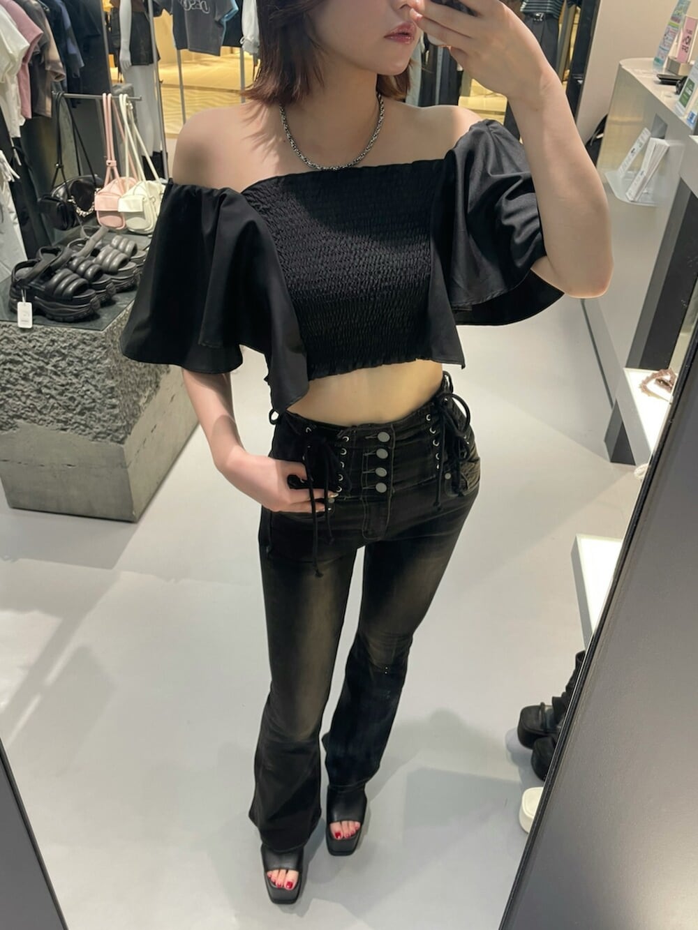 ブラック系のTシャツ/カットソー、ブラック系のデニムパンツ、ブラック系のサンダルを着用したレディースの夏コーディネートの4枚目の写真