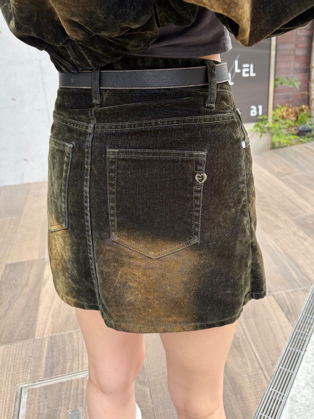 グレー系のTシャツ/カットソー、グリーン系のブルゾン、グリーン系のスカートを着用したレディースの夏コーディネートの7枚目の写真