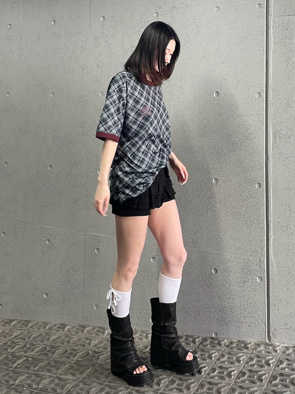 ブラック系のTシャツ/カットソー、ブラック系のスカート、ブラック系のサンダルを着用したレディースの冬コーディネートの2枚目の写真