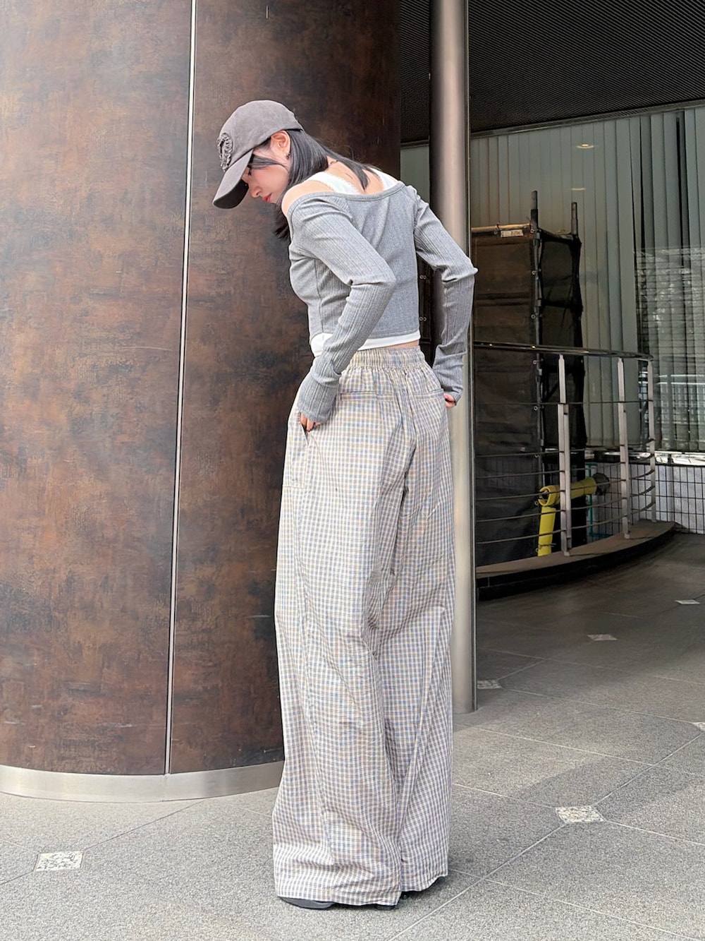 グレー系のTシャツ/カットソー、ベージュ系のその他パンツ、ブラック系のスニーカーを着用したレディースの春コーディネートの2枚目の写真