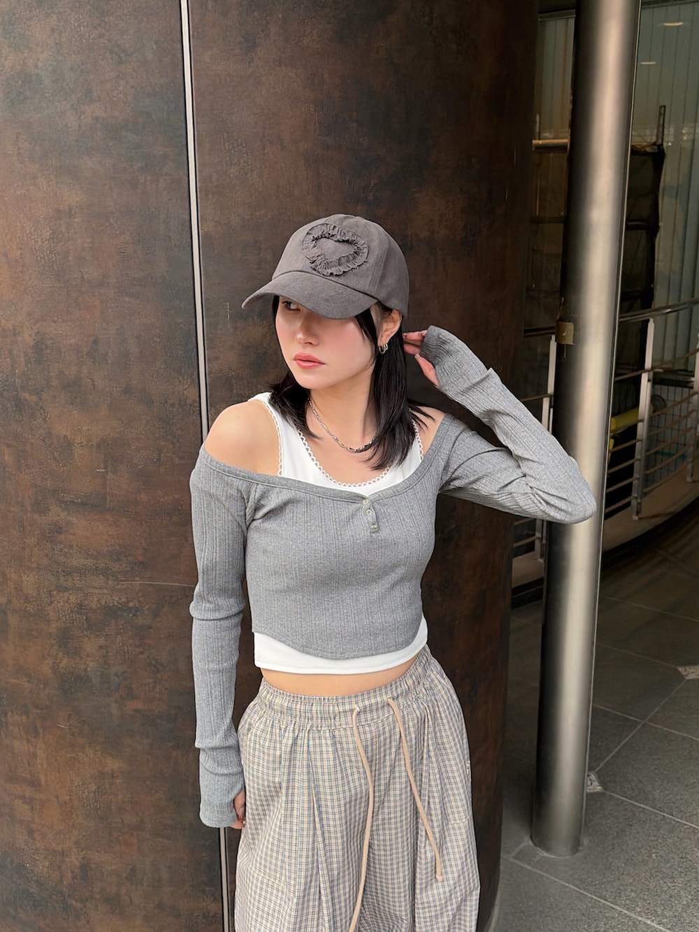 グレー系のTシャツ/カットソー、ベージュ系のその他パンツ、ブラック系のスニーカーを着用したレディースの春コーディネートの5枚目の写真