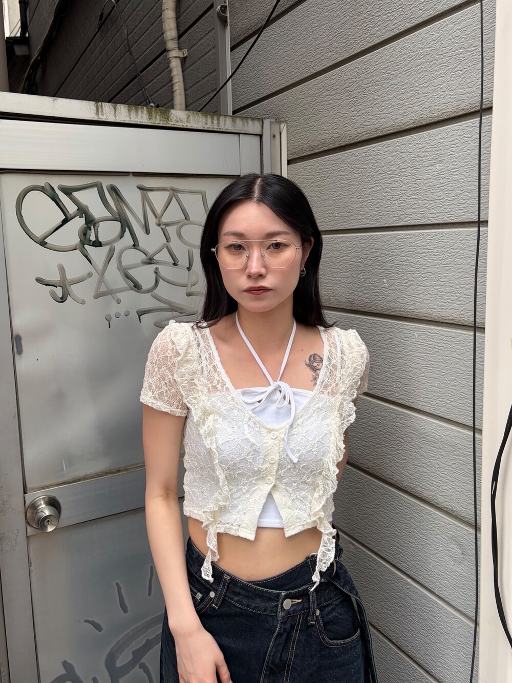 ホワイト系のTシャツ/カットソー、ブルー系のデニムパンツ、ブラック系のサンダルを着用したレディースの夏コーディネートの6枚目の写真