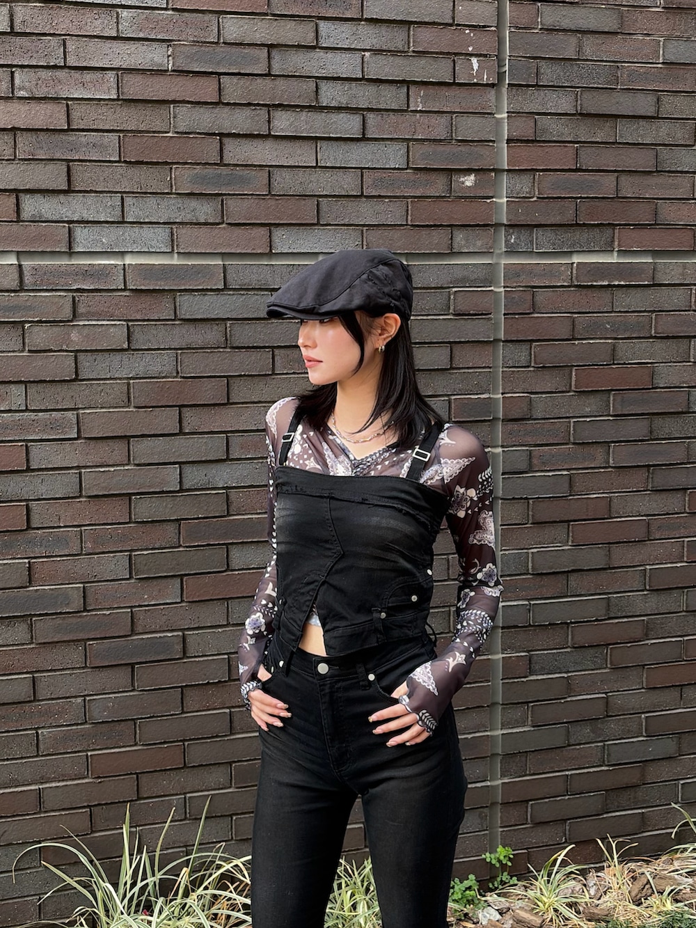 ブルー系のTシャツ/カットソー、ブラック系のサロペット/オーバーオール、ブラック系のサンダルを着用したレディースの春コーディネートの4枚目の写真