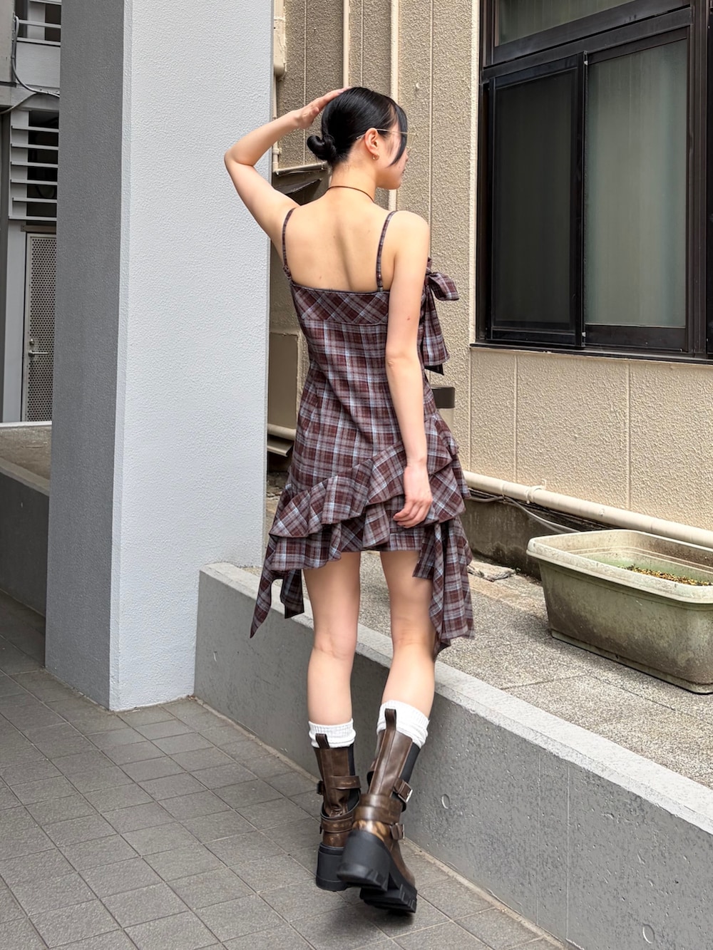 ブラウン系のワンピース、ブラウン系のブーツ、シルバー系のサングラスを着用したレディースの夏コーディネートの3枚目の写真