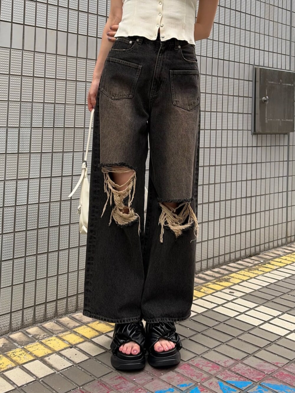 ブラック系のサンダル、ホワイト系のハンドバッグ、ホワイト系のTシャツ/カットソーを着用したレディースの夏コーディネートの8枚目の写真