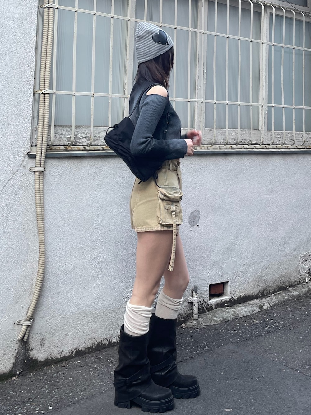 ブラック系のニット/セーター、ベージュ系のその他パンツ、ブラック系のブーツを着用したレディースの冬コーディネートの4枚目の写真