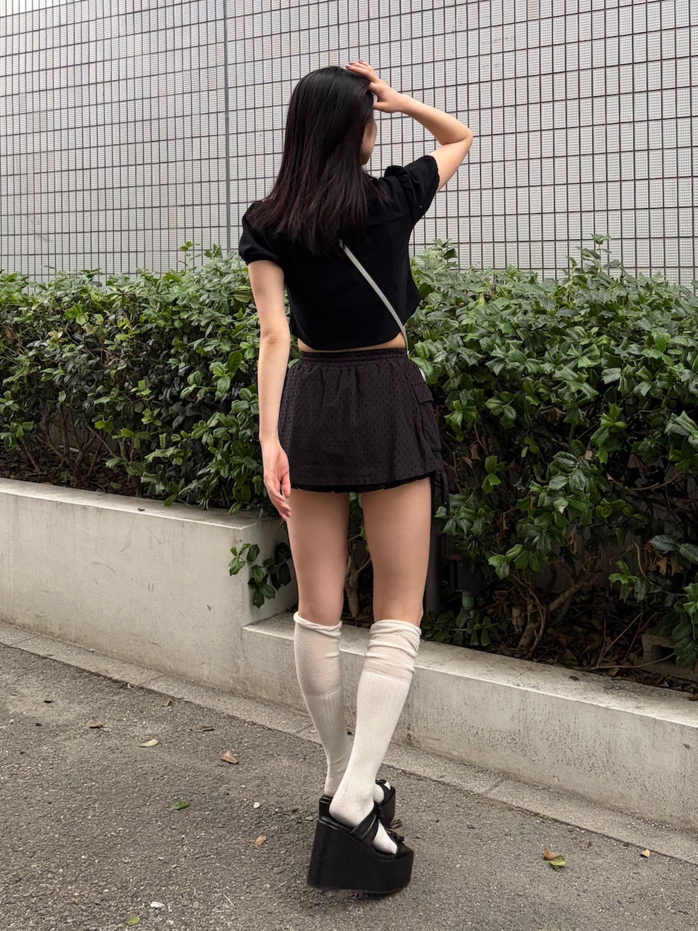ブラック系のシャツ/ブラウス、ブラック系のスカート、シルバー系のショルダーバッグを着用したレディースの夏コーディネートの4枚目の写真