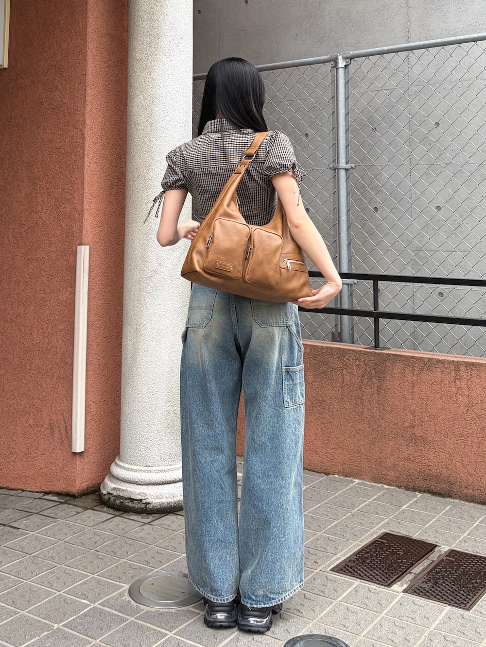 ブラック系のシャツ/ブラウス、ブラック系のサンダル、ブルー系のデニムパンツを着用したレディースの春コーディネートの3枚目の写真