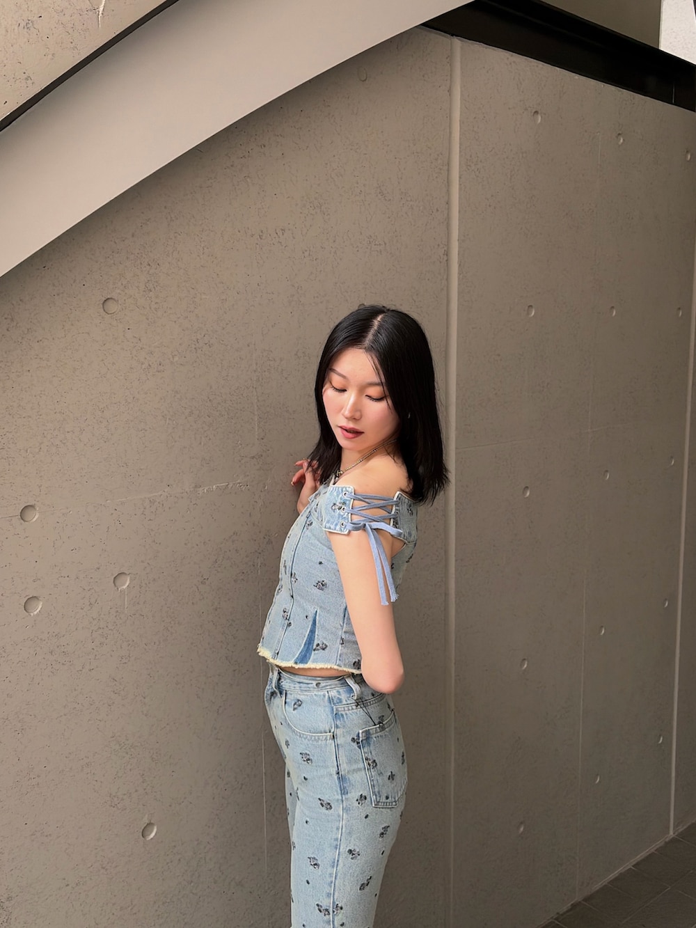 ブルー系のTシャツ/カットソー、ブルー系のデニムパンツ、ブラック系のサンダルを着用したレディースの春コーディネートの5枚目の写真